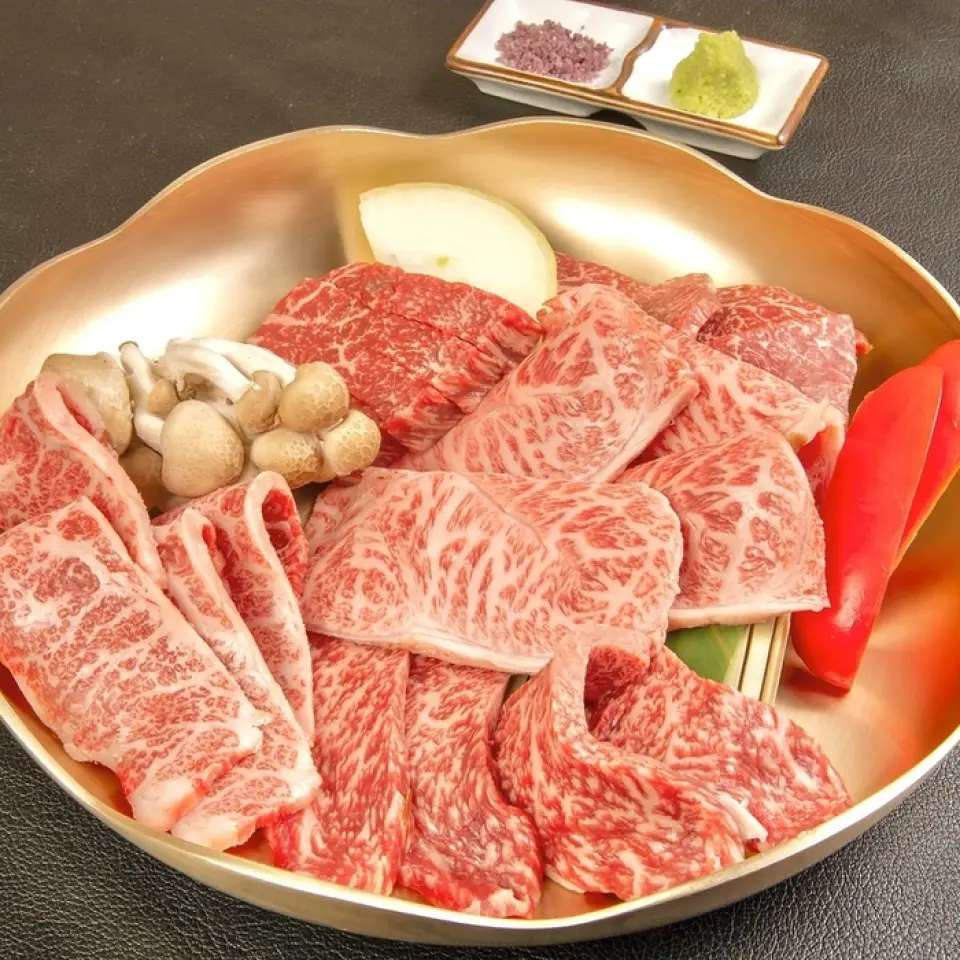 從尾崎農場直送的A4～A5黑毛和牛，瘦肉的鮮美與肥肉的甜味達到了完美的平衡。我們提供三種特殊醬料，以增強這款優質肉類的美味：甜醬、混合鹽和濃鬱的辣椒醬。請根據部分享受。另外，每日精選的5種透過店鋪自營通路採購的稀有零件，特別推薦給想訂購單品的人。我們將搭配與肉類相匹配的調味品。