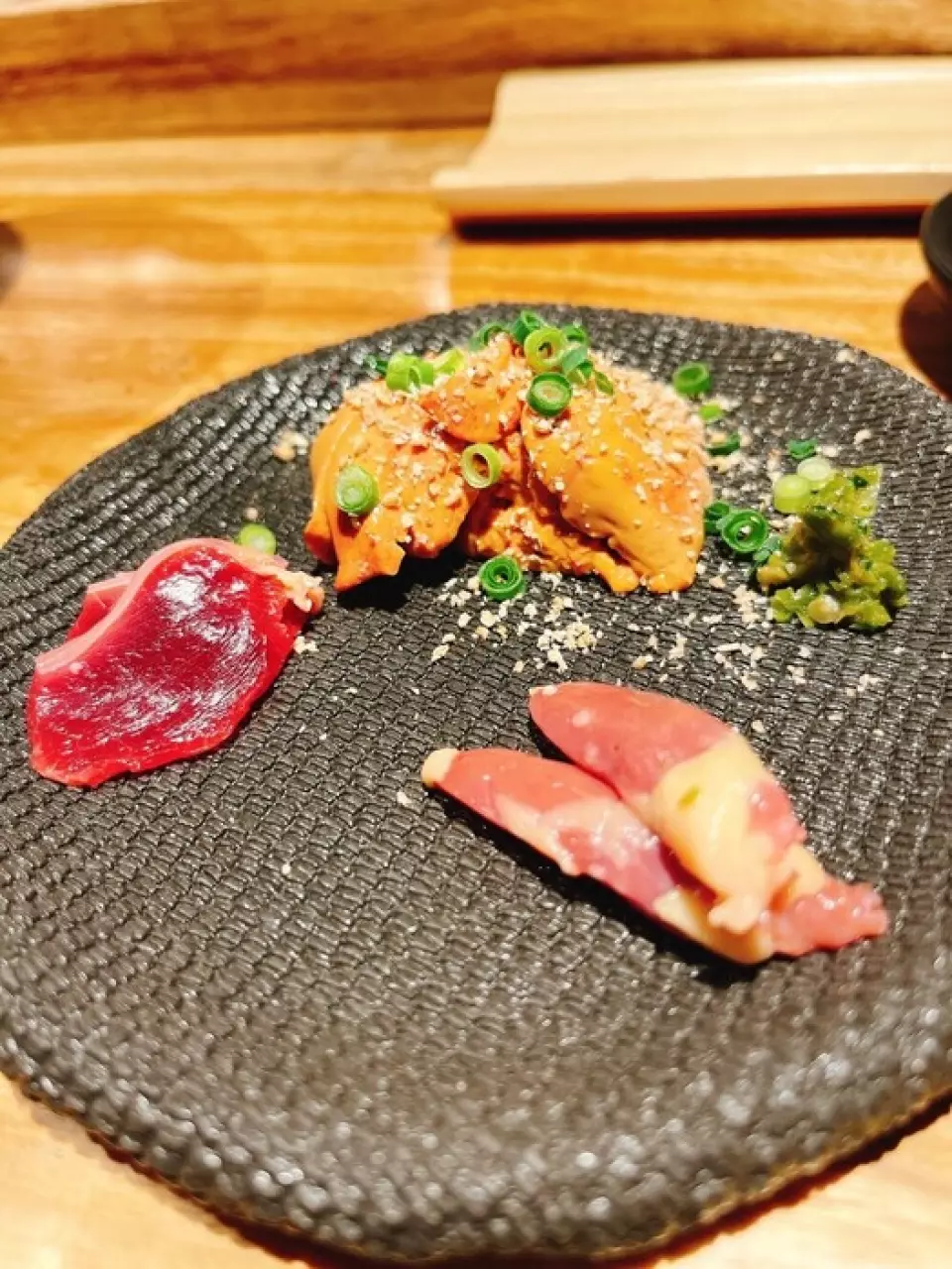 我們使用的是鹿兒島縣的純國產雞，這是松本（原天加拉門）經過反覆談判後在日本唯一一家獲準購買的公司。
