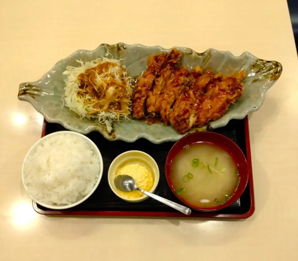 Our recommended "Chicken Nanban" is a dish we are proud of, which was created by pursuing the best in each and every ingredient and cooking process. The crispy batter that wraps the juicy and tender thigh meat is made with rice flour from Kumamoto Prefecture, giving it a light texture. The "black vinegar sauce" has a mellow acidity and an addictive sweet and spicy taste that stimulates the appetite, and is served after cooking to prevent the oil from getting too strong! Please enjoy with your favorite tartar sauce, which has a smooth texture and a simple taste.
