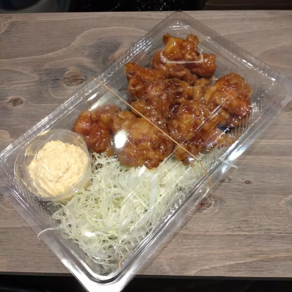 Our sister store, Black Vinegar Chicken Nanban Specialty Store Takamotoya Kokura Ekimae Saint City Store, B1F, located on the basement floor of the same building, offers take-out sales! You can enjoy our special menu at home. After you have enjoyed our restaurant, we recommend purchasing some as a souvenir◎ In addition to single dishes that go well with side dishes, we also sell bento boxes, which are perfect for solo meals or lunches! We also accept orders for bento boxes. Please feel free to use our service.
