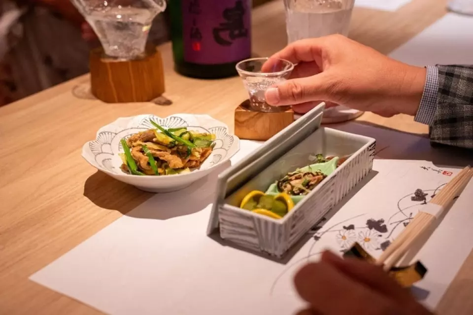 我們始終提供 4 至 5 種使用當季食材的“家常菜”，且每天都會更換。它有一種令人放鬆的味道，增強了酒精的美味，讓你的身體感到愉悅。餐具和清酒器皿使用了佐賀縣的傳統工藝品有田燒，因其明亮的外觀而長期受到人們的喜愛。點酒時，您可以享受從本店獨有的各種chokos中選擇您最喜歡的清酒的樂趣。何不與您最愛的choko一起享用一杯舒緩的清酒呢？