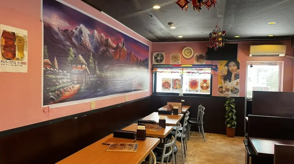 本店位于距离卡多马市站步行约5分钟的地方，墙壁上挂满了来自尼泊尔和喜马拉雅山的画作，以及来自印度和尼泊尔的装饰品，让人感觉仿佛置身于真正的国家，是一个休闲空间。餐厅设有 40 张餐桌，可预订举办私人聚会。晚上 8:00 后可预订购买水烟烟草。我们的餐厅非常适合日常使用，因为您可以在下班后随意度过一个人的时光。当然，您也可以与家人或朋友一起享受轻松的用餐时光。