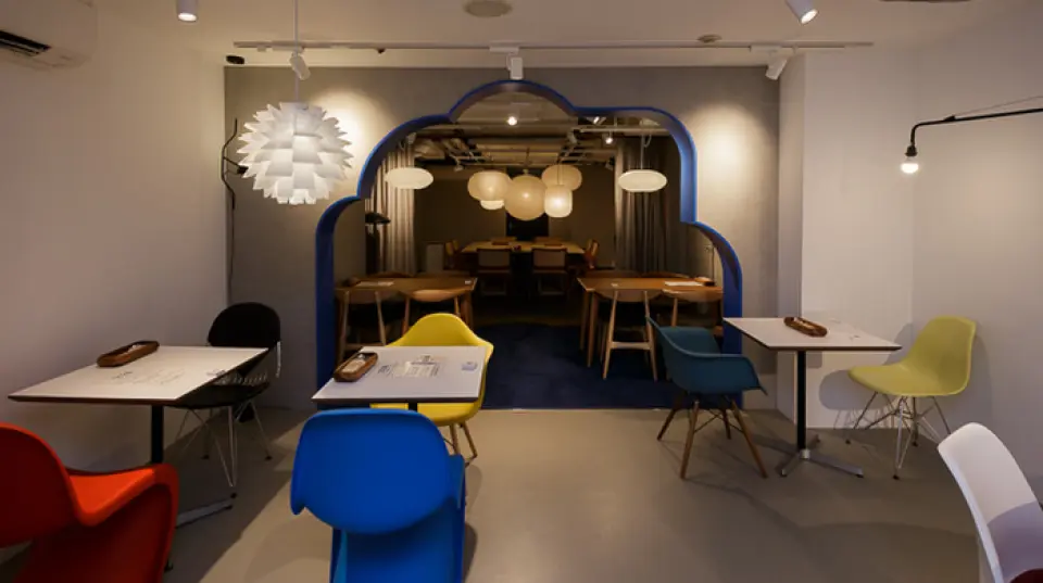 Our shop is a select cafe with a concept of "playfulness" and is dotted with uplifting interior design. The corner at the back of the basement floor is a space with a Japanese image. At the front, classic and modern tables are lined up, and the fusion of various designs adds a sophisticated impression. We can also accommodate private parties of around 30 people, making it ideal for wedding receptions and parties. Please feel free to consult us about the number of people. On the first floor, we have an open terrace and unique table seats.