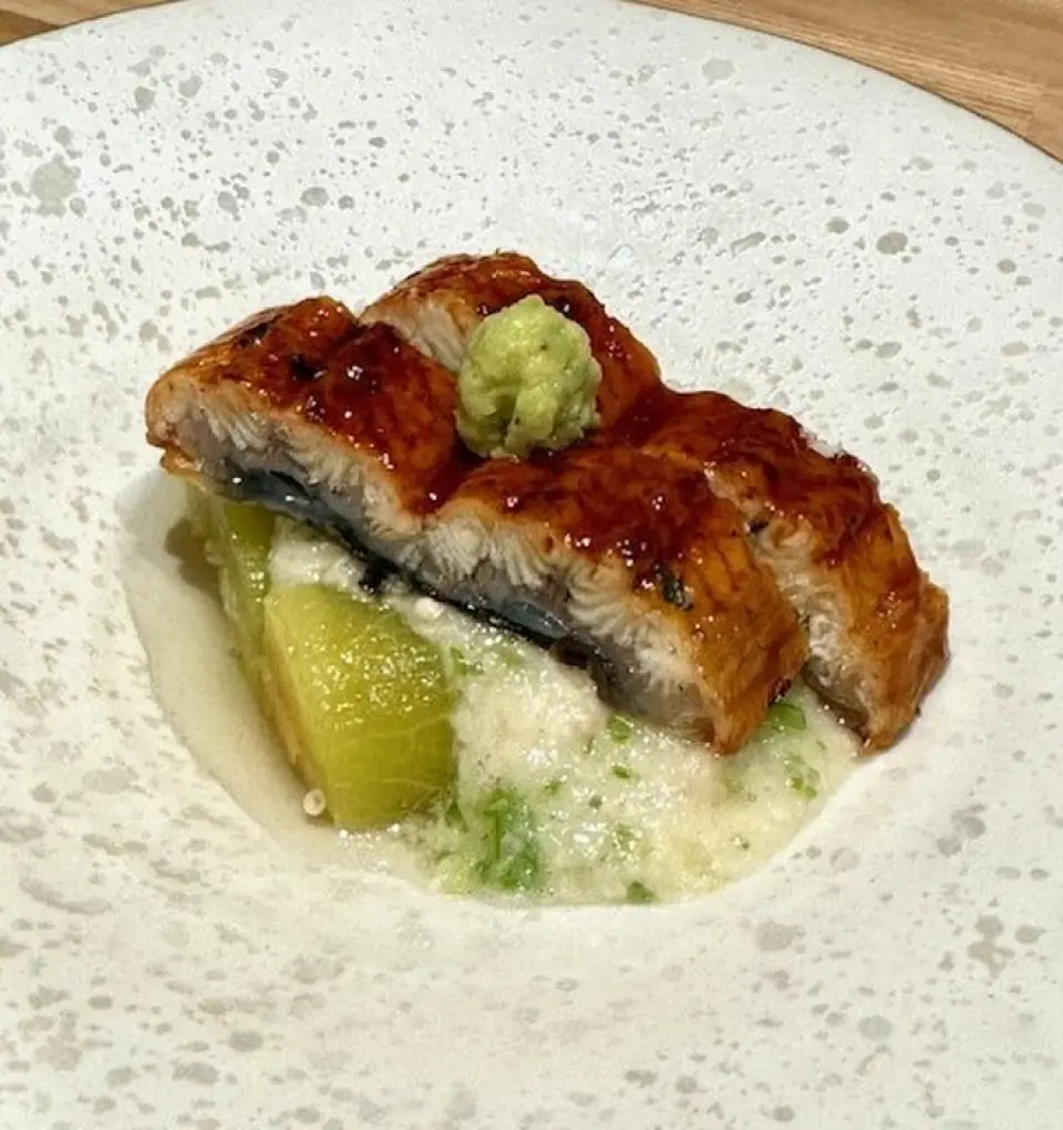 Enjoy seasonal dishes made with fresh ingredients purchased that day, such as wild fish carefully selected every morning and locally grown vegetables. Large plates of prepared dishes are available on the counter. Other dishes are cooked and delivered to you after you order, with a focus on freshly made flavors.