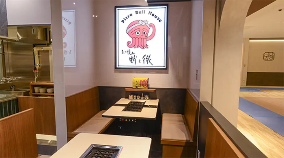 Our restaurant is located on the 4th floor of the commercial facility KITTE Osaka. Inside the restaurant, we are equipped with smokeless tables developed and patented by our predecessor, and a hot plate that has been handed down since the restaurant was founded. The hot plate, which is different from the typical Teflon coating, enhances the flavor of the takoyaki. Feel free to come alone or in a group ◎ Feel free to drop by for a meal with friends, a date, or when sightseeing ♪