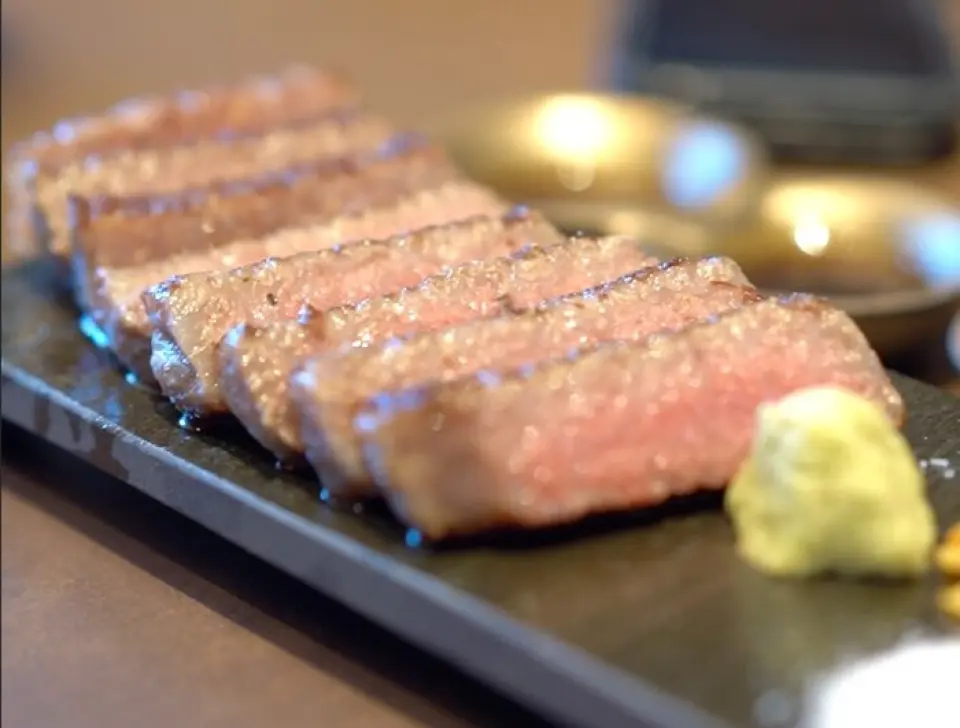 We recommend the "Japanese Black Beef Sirloin Steak" made with A5-ranked Yamagata beef. Yamagata beef is raised carefully and carefully, allowing you to enjoy its fine marbling and exquisite sweetness. We offer a plate of bite-sized skewers and accompaniments such as rock salt, wasabi, garlic chips, ponzu sauce, and steak sauce. We also highly recommend the teppan "yakisoba" fried noodles with a sweet and spicy homemade sauce, with thick, chewy noodles and a fragrant aroma.