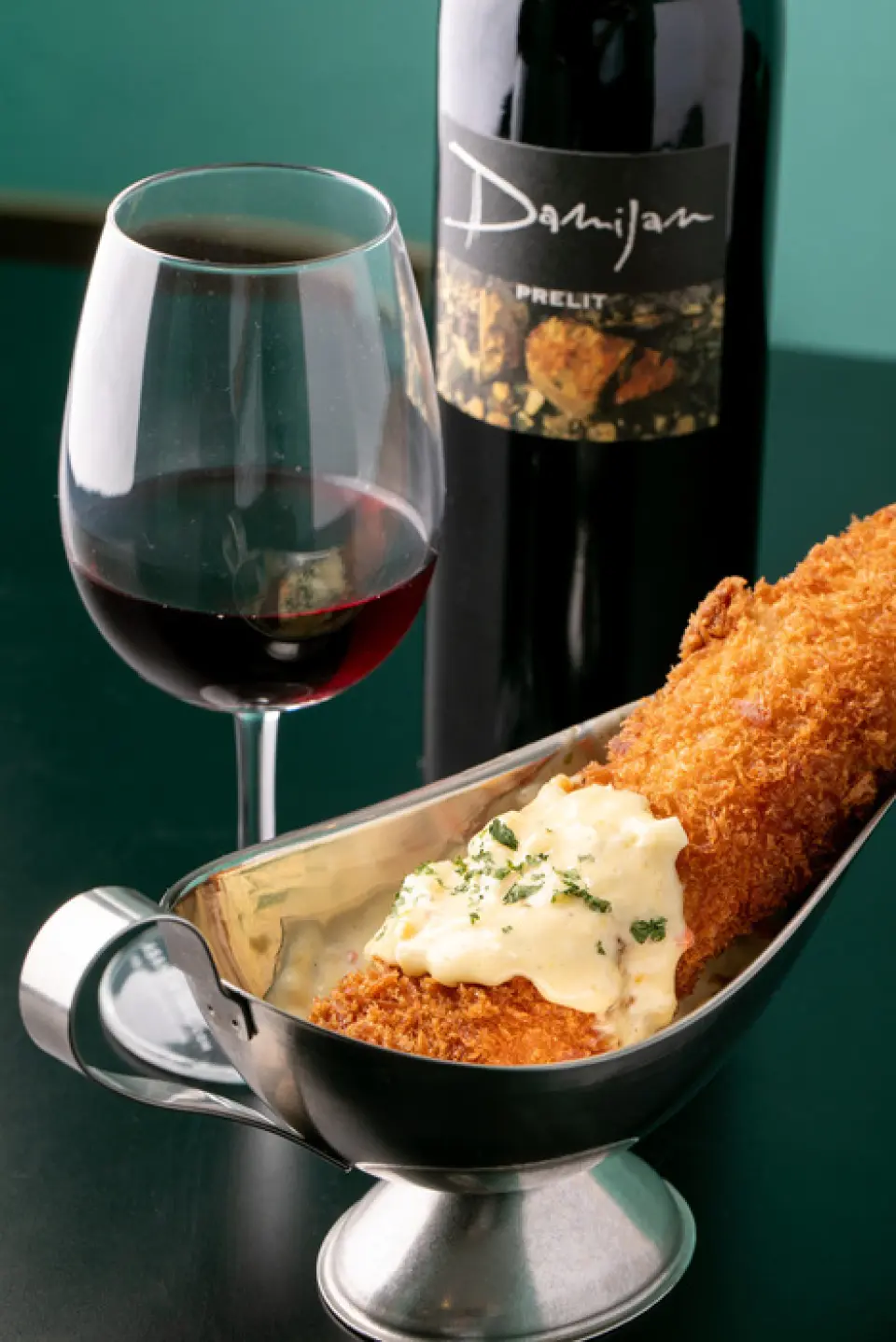 With the desire to "enjoy surprising Western cuisine that you can hardly find in everyday life," our restaurant offers a wide variety of menus from classic to original creative dishes. Among them, "Super BIG Shrimp Fry Z" is a proud masterpiece made by combining fish paste to resemble a large shrimp! Appetizers such as "Potato Salad" with mackerel are also attractive, with prices starting from 400 yen, making it easy to order ◎ Also, don't miss the blackboard menu with the recommended items of the day!