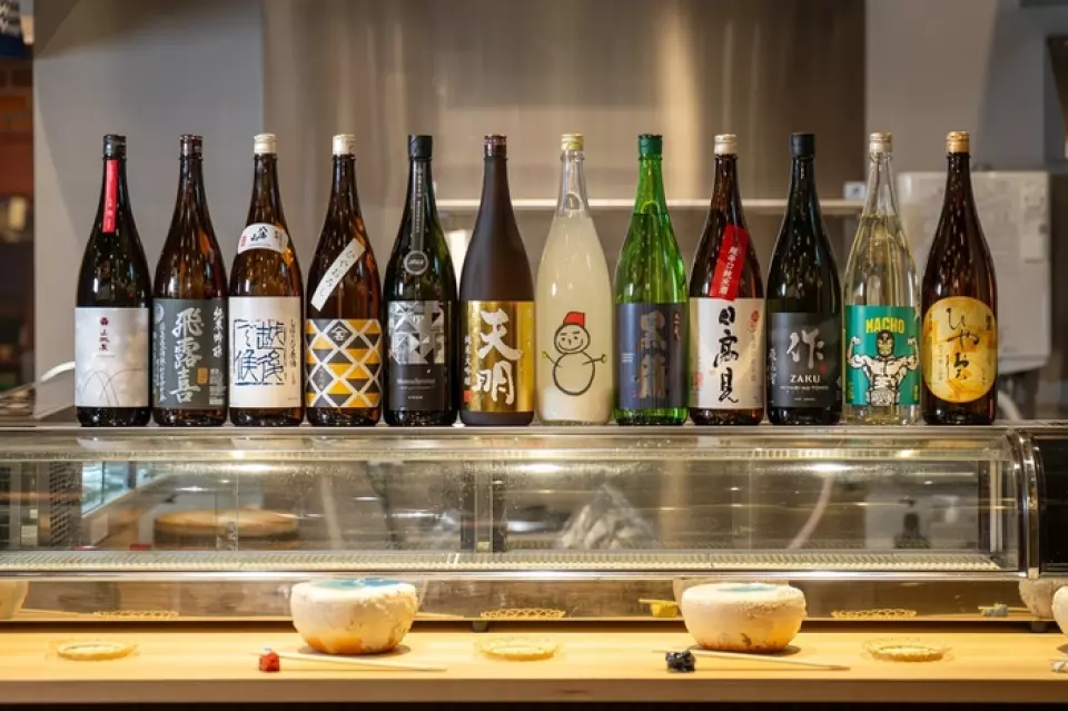 本店提供與壽司搭配的各式飲品。生啤酒、高杯啤酒、燒酒、酸酒等充滿魅力的陣容。此外，清酒種類也會根據季節而變化，因此您可以享受每個季節的高品質風味。我們也為不喜歡喝酒的顧客準備了多種軟性飲料。請隨意享受。