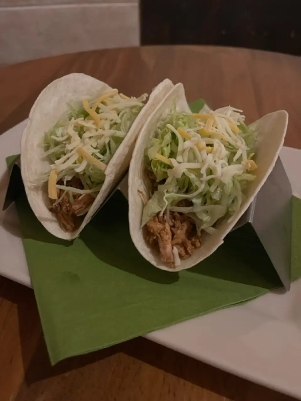 在丰富的食物菜单中，我们最喜欢的是“tacos”！我们的产品是用布料手工制作的。脆脆的香气和浓郁的辣味会刺激你的食欲。除此之外，我们还推荐玉米片、玉米饼……如果您从未吃过美式墨西哥卷饼，也推荐这些。我们特别注重食物的份量，可以作为佐酒的小吃或正餐。披萨和意大利面也很受欢迎！如果您想喝酒或吃饭，请随时光临。