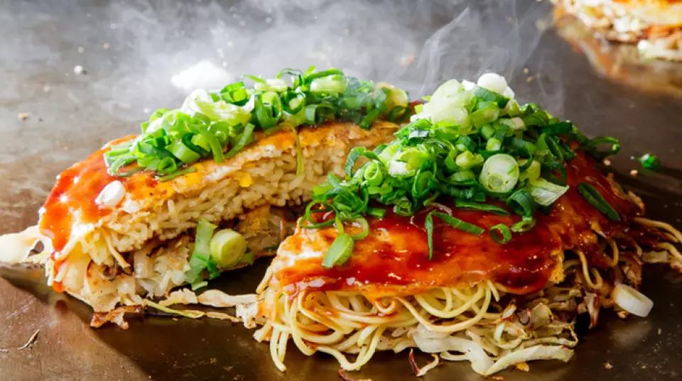 You can enjoy authentic Hiroshima okonomiyaki in Osaka. It is filled with plenty of cabbage, making it both filling and healthy. The dashi stock made from bonito flakes and grated kelp locks in the flavor, and the sweetness is enhanced by steaming it. The most popular dish is the "Sumireyaki," named after the restaurant. We also recommend the "Too Much Cheese," which has cheese inside and burnt cheese on top. There are plenty of toppings to choose from, so please choose what you like.