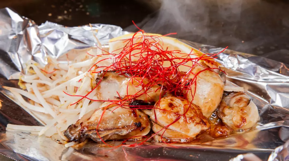 In addition to okonomiyaki, we also offer a wide variety of a la carte dishes. Hiroshima's specialty, Koune, is a rare cut of fish that can only be taken from one cow, weighing about 2kg. It is an irresistible dish with a crunchy texture and delicious fat. We also recommend seafood dishes made with Hiroshima oysters and "Hiroshima specialty gansu," deep-fried fish paste! We also offer takeout, so you can enjoy our specialty flavors at the restaurant or at home.
