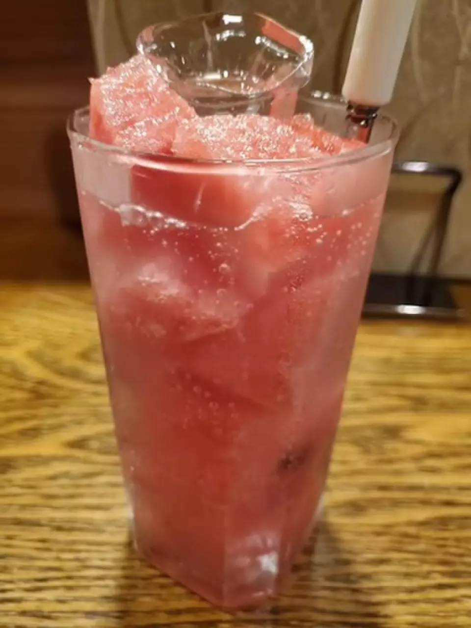 We also offer a wide variety of drinks, including beer, highballs, and shochu. We have about 30 types of sake in stock at all times, including local sake from Niigata and other regions. We also recommend our "Fresh Fruit Chuhai" made with seasonal fruits! If you don't like alcohol, you can change it to carbonated water, so feel free to do so♪