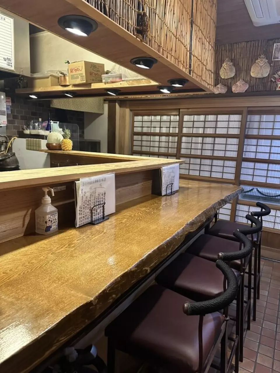 The Japanese-style interior has a warm wooden feel and is fully equipped with 14 seats. The L-shaped counter seats are comfortable for solo diners. We also have table seats, so groups are welcome! We can also accommodate private parties of 10 to 15 people, so please contact us if you would like to do so.