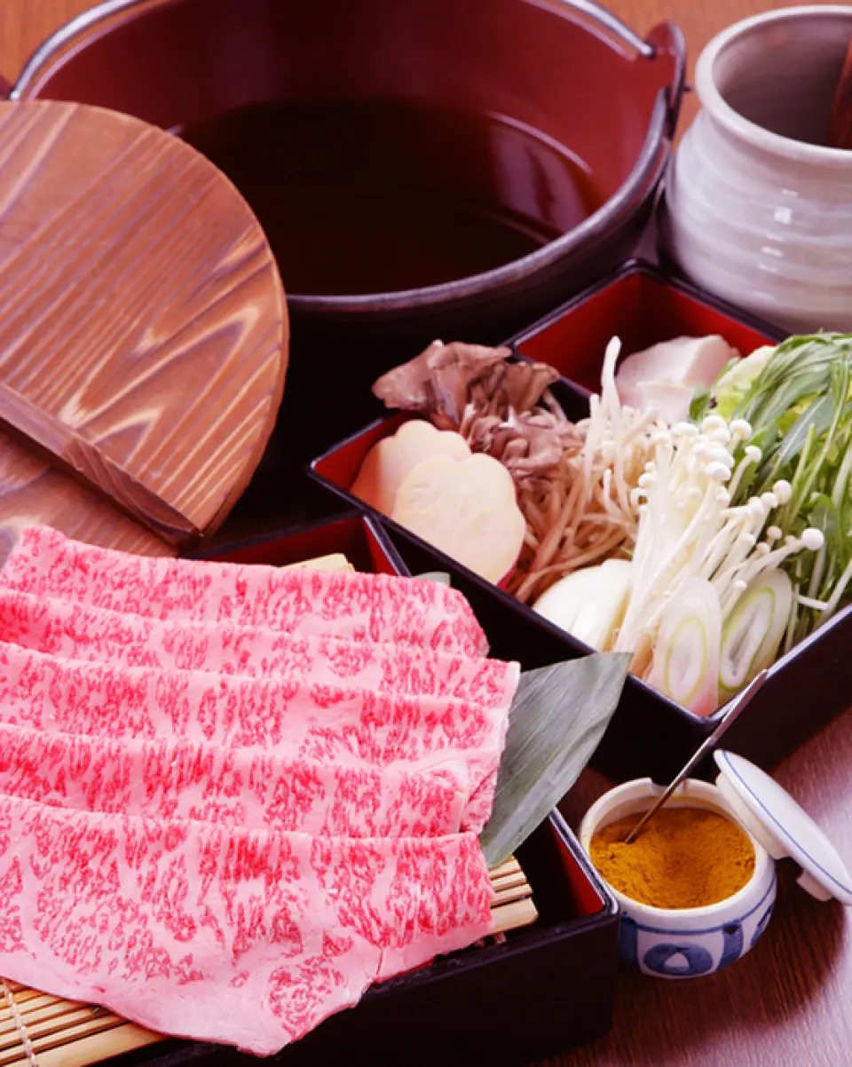 Our restaurant offers a wide variety of hot pot dishes using A5-ranked Kobe beef and Japanese black beef. For "sukiyaki," the meat is grilled with granulated sugar and then seasoned with homemade sauce and bonito stock. We also offer "salt sukiyaki," which has a light flavor and uses fish sauce. Our long-loved Kobe beef shabu-shabu is served with homemade ponzu sauce and sesame sauce. We also have a wide variety of seafood and grated yam, so please take this opportunity to try the delicacies that can only be found at a specialty store.