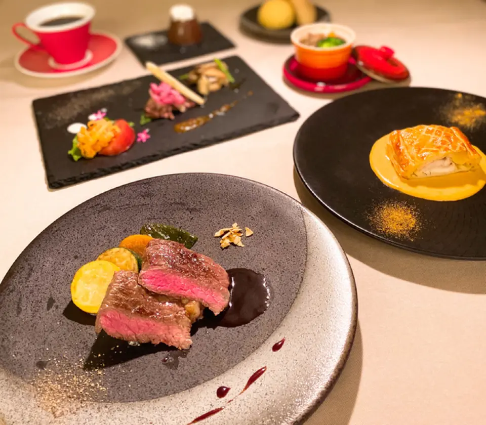 We have a wide range of courses to suit your needs. For those who want to enjoy yakiniku as their main dish, we offer a Yakiniku Style course, where you can grill the meat in a roaster at your disposal. We also offer a French Style course, where cooked meat is served, which is recommended for entertaining guests. We also have several courses to suit each budget. If you have any requests, please feel free to contact us.