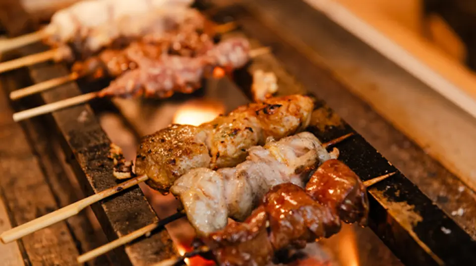我们用于烤鸡肉串的鸡肉是但马鸡，每天早上从中央市场采购。用备长炭烤制而成，每串都配有推荐的盐、酱汁和香料等调味料。最推荐的是「但马鸡大腿」。大而肥美的肉用香料烤制，使其变得多汁。配上秘制酱汁的“Tsukune”也是一道推荐菜品，由5种不同部位的肉混合而成，特点是肉质柔软，肉质鲜美。另外，请尝尝稻草烤的塞里和大腿肉。