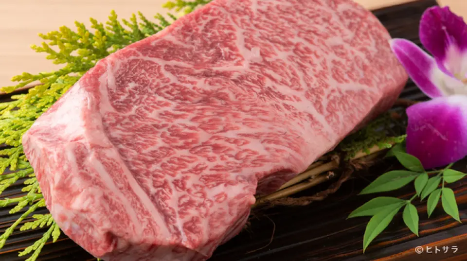 Thịt bò phục vụ tại [Kobe Beef Yakiniku Okatora] được chủ sở hữu, ông Okamoto, lựa chọn cẩn thận. Ông cho biết: ``Sở thích của ông là đi tham quan các trang trại.'' Bạn có thể nếm thử thịt bò được lựa chọn cẩn thận, bao gồm cả thịt bò Kobe được sản xuất ở tỉnh Hyogo.