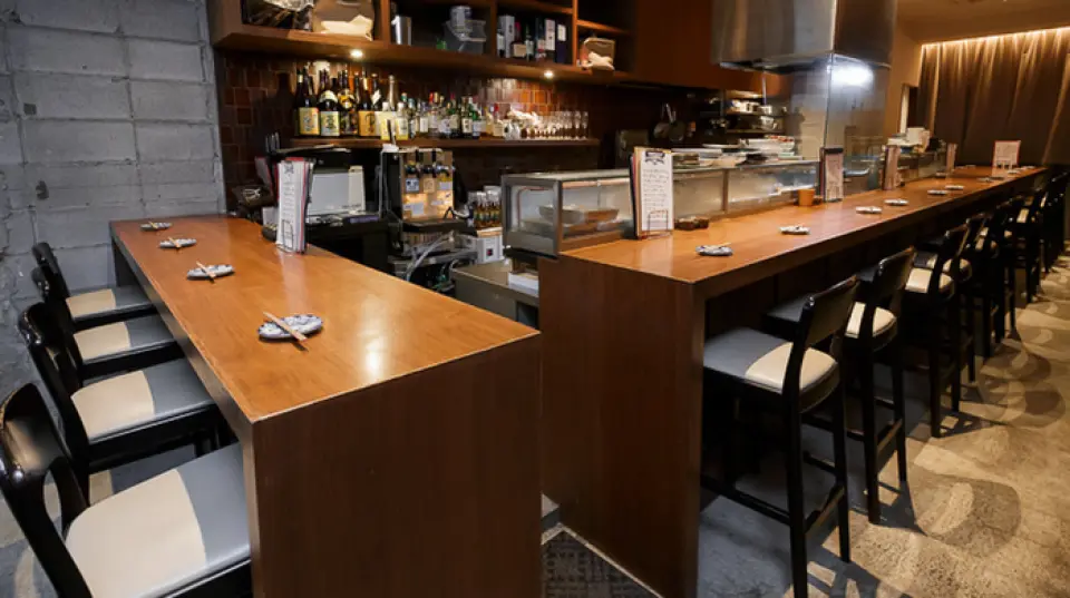 The dimly lit interior has a stylish design with eye-catching colorful paintings on the concrete walls. There are 20 seats at the counter opposite the kitchen. There is no time limit for seating, so it's perfect for a relaxing girls' get-together or a get-together with mommy friends. It's conveniently located just a 3-minute walk from JR Ashiya Station through the arcade, so you won't have to worry about bad weather. Not only can you dine in or use the bar, but you can also use the takeout service (reservations required in advance)!