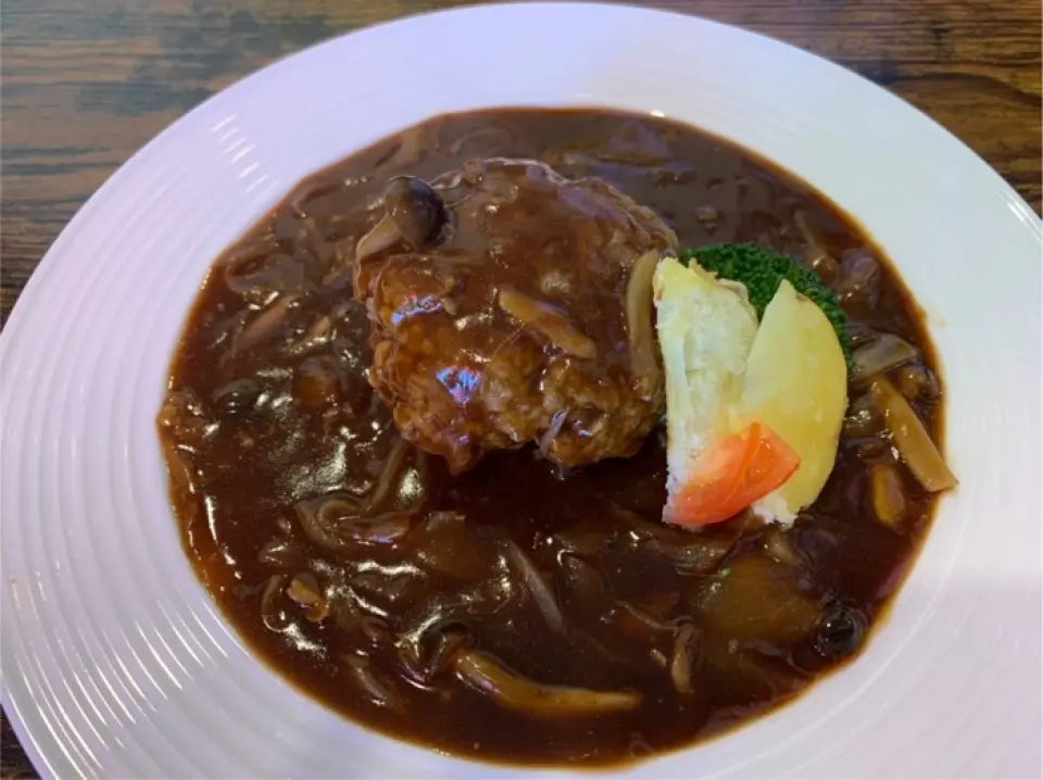 Their proud hamburger steak is a popular menu item that has been featured on TV. The demi-glace sauce is made with wine carefully selected from dozens of bottles, giving it an exquisite flavor. Many customers have asked for a spoon, so we provide one with the dish◎We also recommend the katsu sandwich, which has sold about 6,000 units at markets nationwide! Please enjoy it fresh♪If you order a meal, all drinks except alcoholic drinks are available for 220 yen.