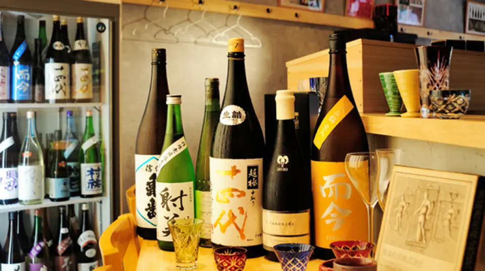 我们销售的所有酒精饮料均来自日本。备有与酿酒厂合作酿造的原创当地酒等约70种日本酒和约20种日本酒。我们建议您比较清酒，可以以比平时更合理的价格享用清酒，因为您可以尝试多种类型的清酒。我们还定期举办清酒活动，所以如果您有兴趣，请随时与我们联系。您也可以尝试直接饮用日本威士忌。请尽情享受。