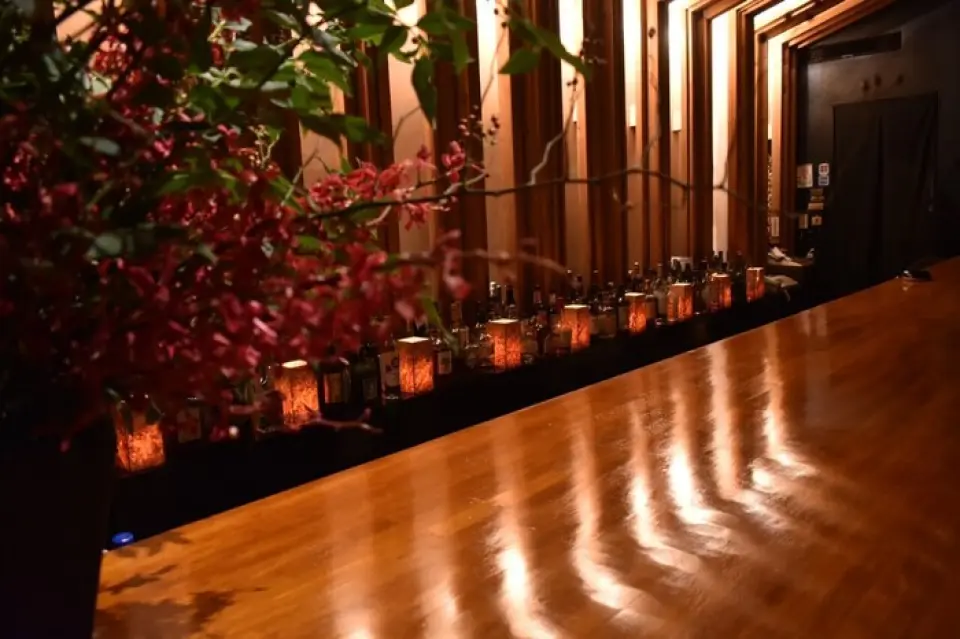 The spacious 90cm wide counter is our pride and joy, with its warm wooden seating. Why not come with your partner, friends, or spouse to enjoy a relaxing evening of drinks and conversation? The seasonal flowers that the master decorates the bar are also a great way to enjoy the atmosphere.