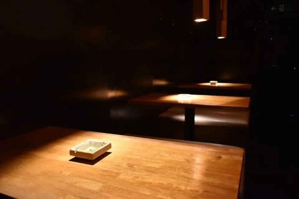 We have three tables that seat four people. The tables can be moved according to the number of people, so we can also accommodate five or more people. Please feel free to contact us.