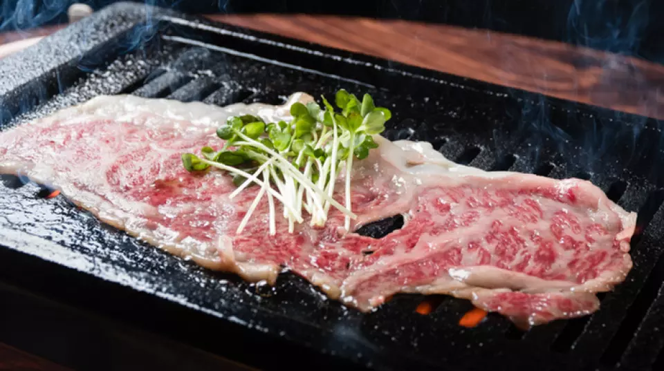 我们的主要肉类是国产的。 “烤沙朗牛排”和“什锦肉”很受欢迎。如果人数超过1人，我们还推荐“Tsubozuke Kalbi”。我们还提供我们的秘制自制酱汁、磨碎的柚子酱、盐等等！搭配柠檬的盐酱也很推荐。此外，还有最适合宴会的三种套餐。还提供无限畅饮选项。不要错过丰盛的午餐。周六、周日、节假日从中午开始就可以点烤肉。