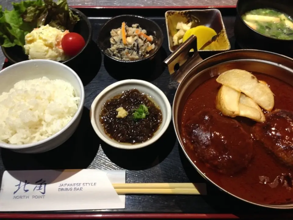 There are no daily specials, but there are five different set meals available, each priced at 790 yen including tax: stewed hamburger steak set meal, fried chicken with mentaiko mayonnaise set meal, chicken karaage tartar sauce set meal, mapo tofu set meal, and Kitakado-style marinated seafood rice bowl set meal. We also recommend the double set meal, which allows you to choose two of the five main dishes and have them served half and half, for 990 yen including tax. Lunchtime hours are from 11:30 to 14:00, and the restaurant is closed on weekends and holidays, but dinner hours start from 17:00 and the restaurant is open every day of the year.