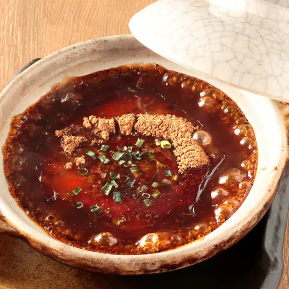 隆重介紹我們的招牌菜單！經過3年的開發，濃鬱、濃鬱、簡單、令人上癮的「內臟燉菜」商品化了♪此外，我們還提供搭配精美烤豬肉的「自製烤叉燒」和酒精飲料。 「我們的麻婆豆腐」等各種搭配的菜餚！