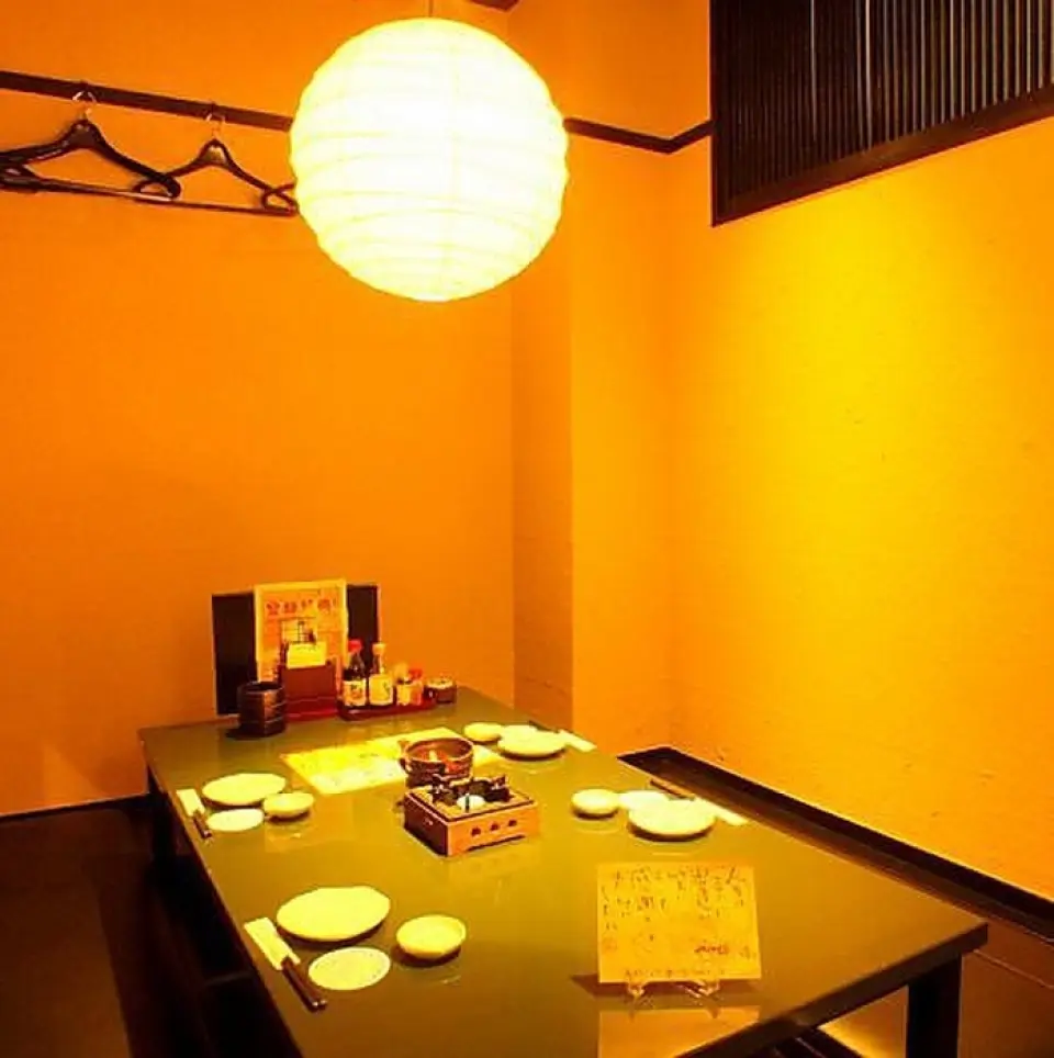 地點優越，距離河原町站步行3分鐘！我們的餐廳提供 2 人或以上的私人座位，您可以在這裡享受宴會而不必擔心周圍的環境。適合多種場合，例如下班後的小酌聚會、朋友聚餐等！除了有下沉式被爐座位的包房外，我們還設有方便娛樂和宴會等重要場合的帶門包房。