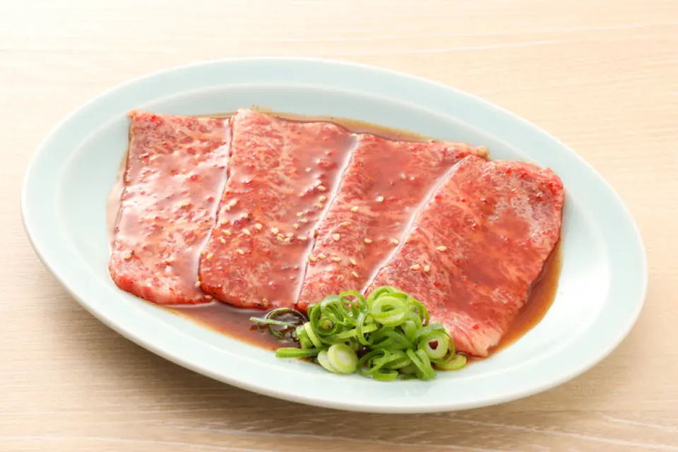 「黑毛和牛 A5 x 母牛」 與閹牛（公牛）相比，母牛的脂肪熔點較低，入口即化。雖然我們只使用最高級的A5級黑毛和牛，但我們獨特的採購方式讓您體驗到壓倒性的性價比。