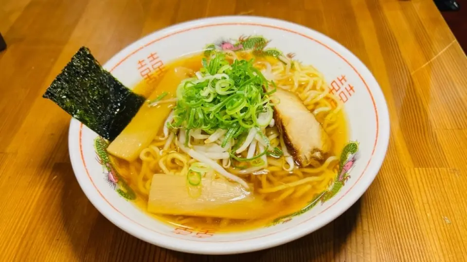 享用由日本厨师制作的正宗中国拉面。我们提供各种口味，包括酱油、味噌、盐、猪骨和鲜味。另外，价格合理也是其魅力之一！我们还有超值套餐和套餐，让您享受满意的餐点。还可以搭配馕一起点，一定要品尝一下各种口味。