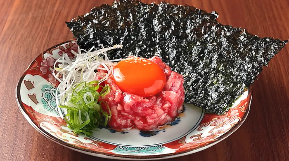 推薦的紅肉甜味濃鬱，即使是肉食愛好者也能滿足！我們購買由可靠的鑑賞家精心挑選的 A5 級黑毛和牛整頭，所以它很新鮮。與雞蛋搭配，可以享受更濃鬱的味道。非常適合下酒，請光臨本店品嚐正宗的生胡酒。