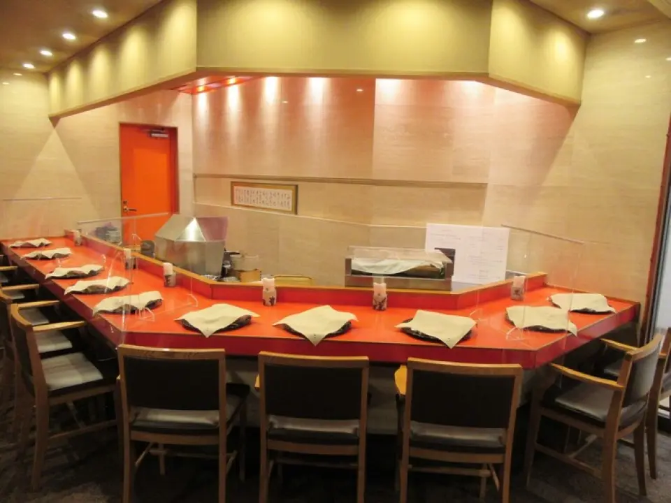 Phần ngon nhất của tempura là khi bạn ăn nó tại quầy. Hải sản và rau theo mùa của chúng tôi được các đầu bếp của chúng tôi chiên ngay trước mặt bạn bằng kỹ thuật Edomae và phục vụ ngay lập tức. Thưởng thức hương vị của một nhà hàng lâu đời và những món ăn chiên nóng hổi.