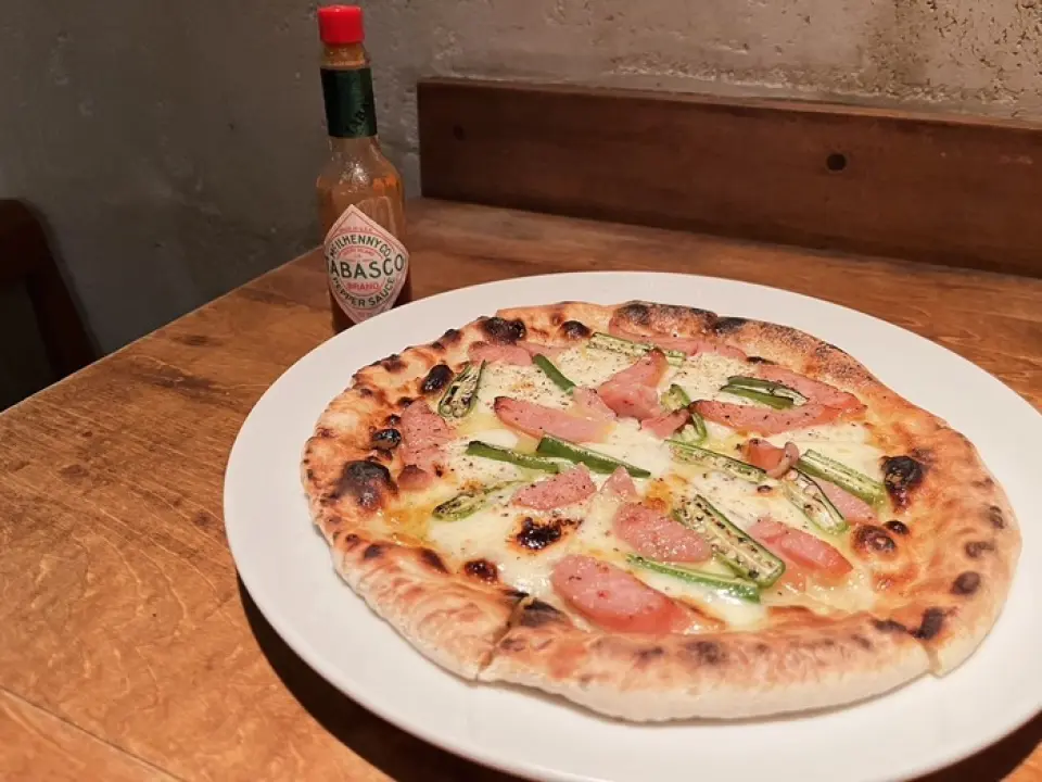We are particular about the dough, which is the lifeblood of pizza. We use the traditional Italian flour called Caputo, which gives the pizza a crispy texture when you first eat it, and then a chewy texture afterwards. We are constantly training ourselves on pizza and offer different pizzas of the day using various ingredients. When an order for pizza is placed, we serve it before the appetizers! We have everything from standard pizzas to slightly unusual pizzas.