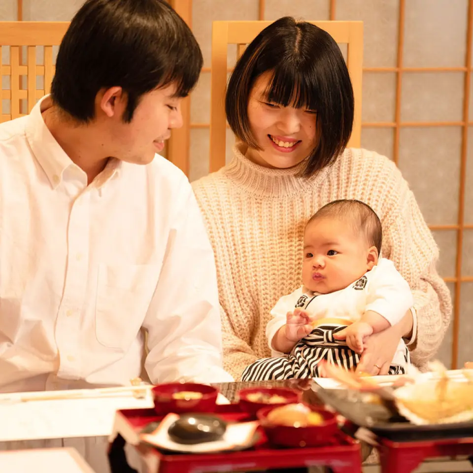 將您的特殊日子餐點交給我們，例如見面會、訂婚派對和婚後晚宴。特別套餐10,000日圓起。當然，房間也設置得適合出發。我們將盡力滿足詳細的要求，例如安排課程內容或安排有窗戶的房間。