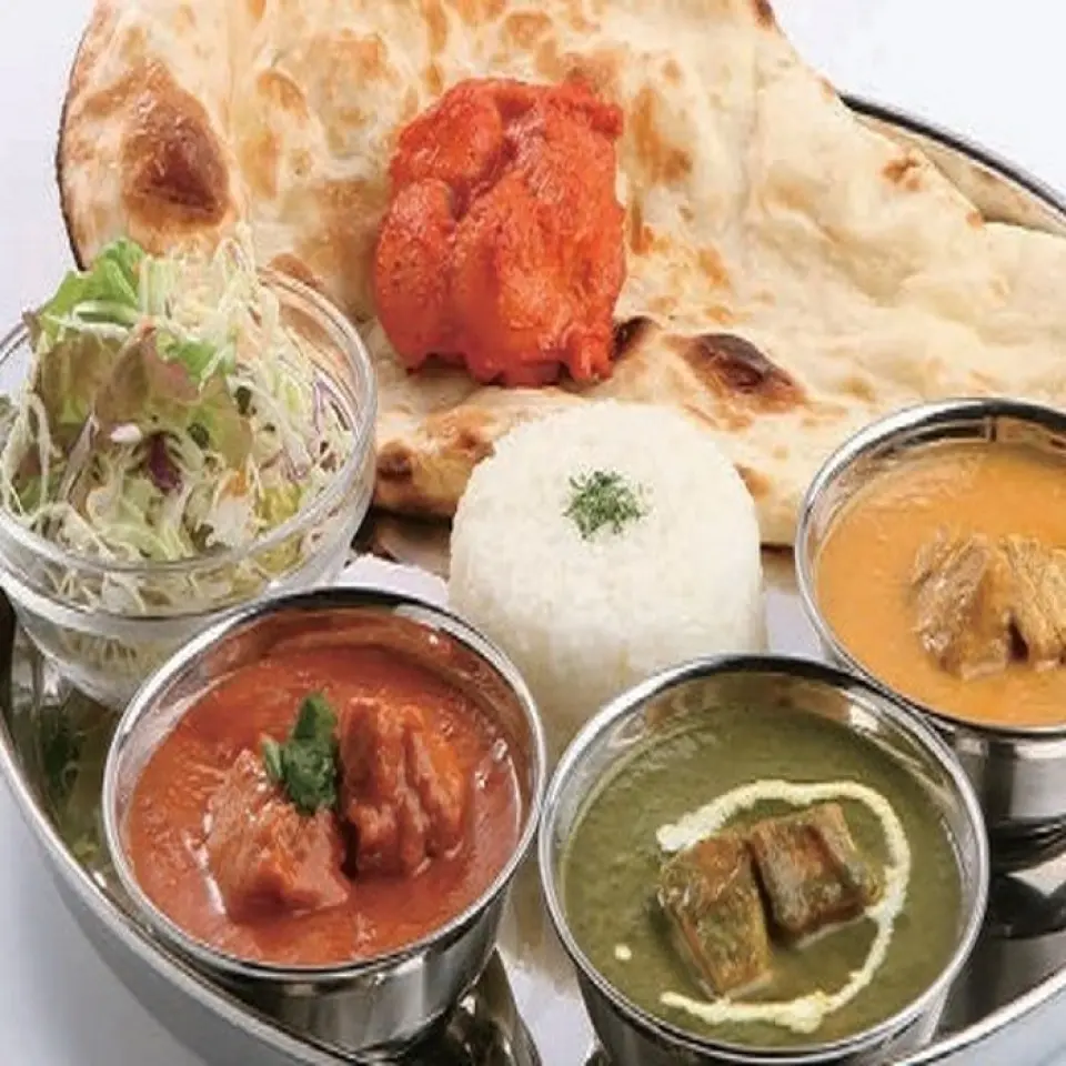 Enjoy our three recommended dishes: butter chicken curry, pork korma, and potato saag. This great value set menu comes with salad, chicken, naan, and rice, so you're sure to be very satisfied. If you can't decide, try this one!