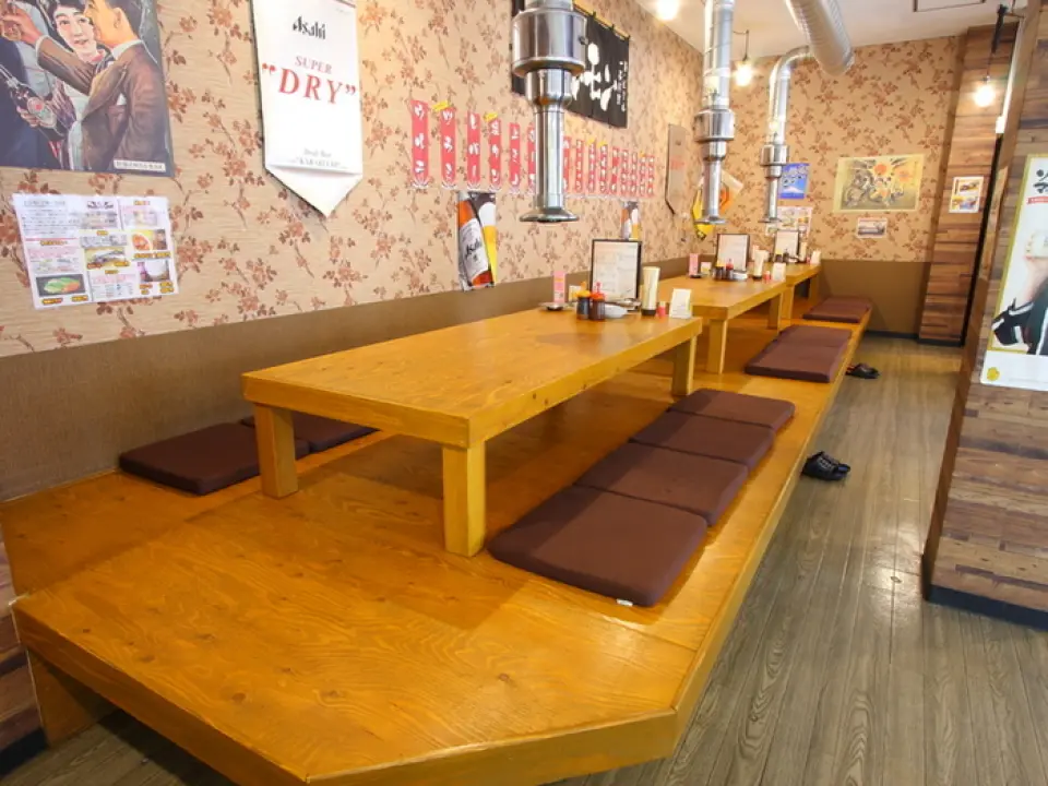 餐廳明亮、平靜的氛圍讓您在舒適、輕鬆的氛圍中享用餐點。您可以在榻榻米房間放鬆身心，也可以與家人或團體一起享受美味的肉類，並手拿玻璃杯享受歡樂時光。
