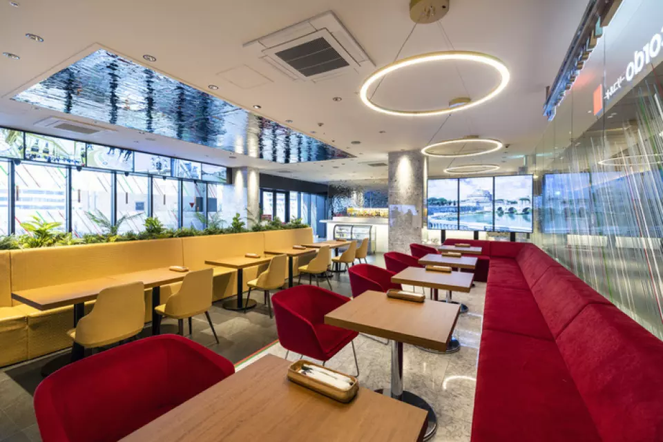 餐廳氣氛輕鬆、開放，共有66個座位。寬敞的大廳裡有桌子座位，靠窗的櫃檯座位可以俯瞰姬路城，在季節好的時候還有露台座位。店內安裝了顯示器，播放著意大利的場景，熱鬧的午餐和平靜的晚餐之間的不同氛圍也是其魅力之一。在外出差事或特殊日子時使用。