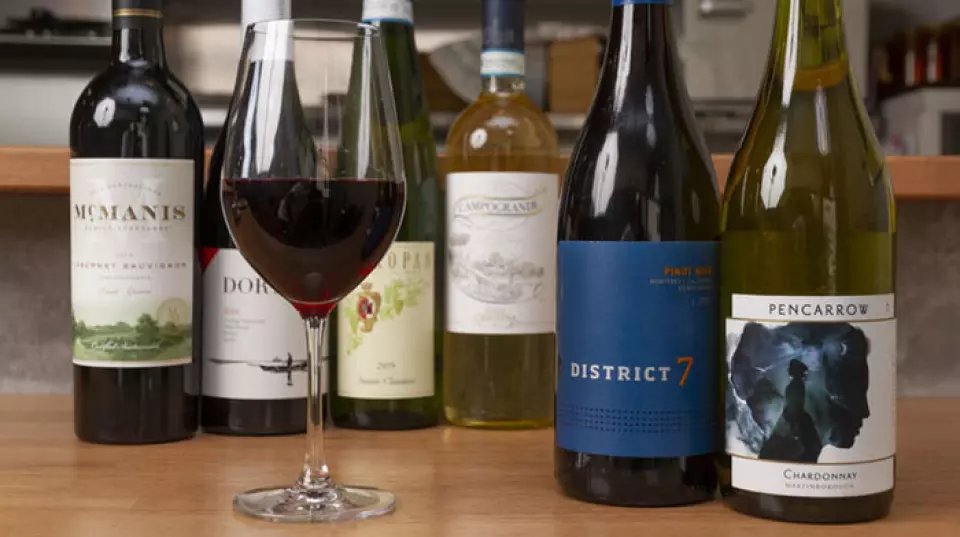 We have a wide range of wines from around the world, including red wine, white wine, sparkling wine, and champagne. We have a wide selection to go with your meals, so please choose according to your preference. We also recommend our homemade pork and duck pate, which goes perfectly with wine. It is a rich and flavorful dish made by marinating minced duck and pork in alcohol and baking it in a terrine mold. We also have beer, soft drinks, and other beverages available.