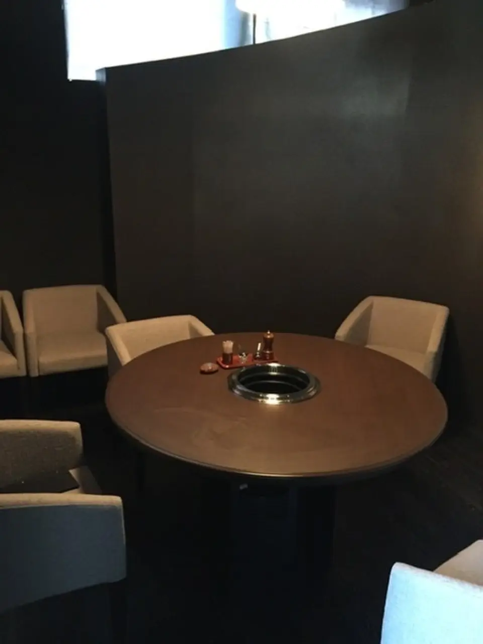 Our restaurant offers a choice of private rooms to suit your needs. Our popular round table seats are perfect for dining with close friends. We also have rooms for two, so you can spend a relaxing time with someone special. We also have private rooms for six to eight people, which are perfect for small parties. Please enjoy a relaxing time in a space enveloped in gentle lighting.