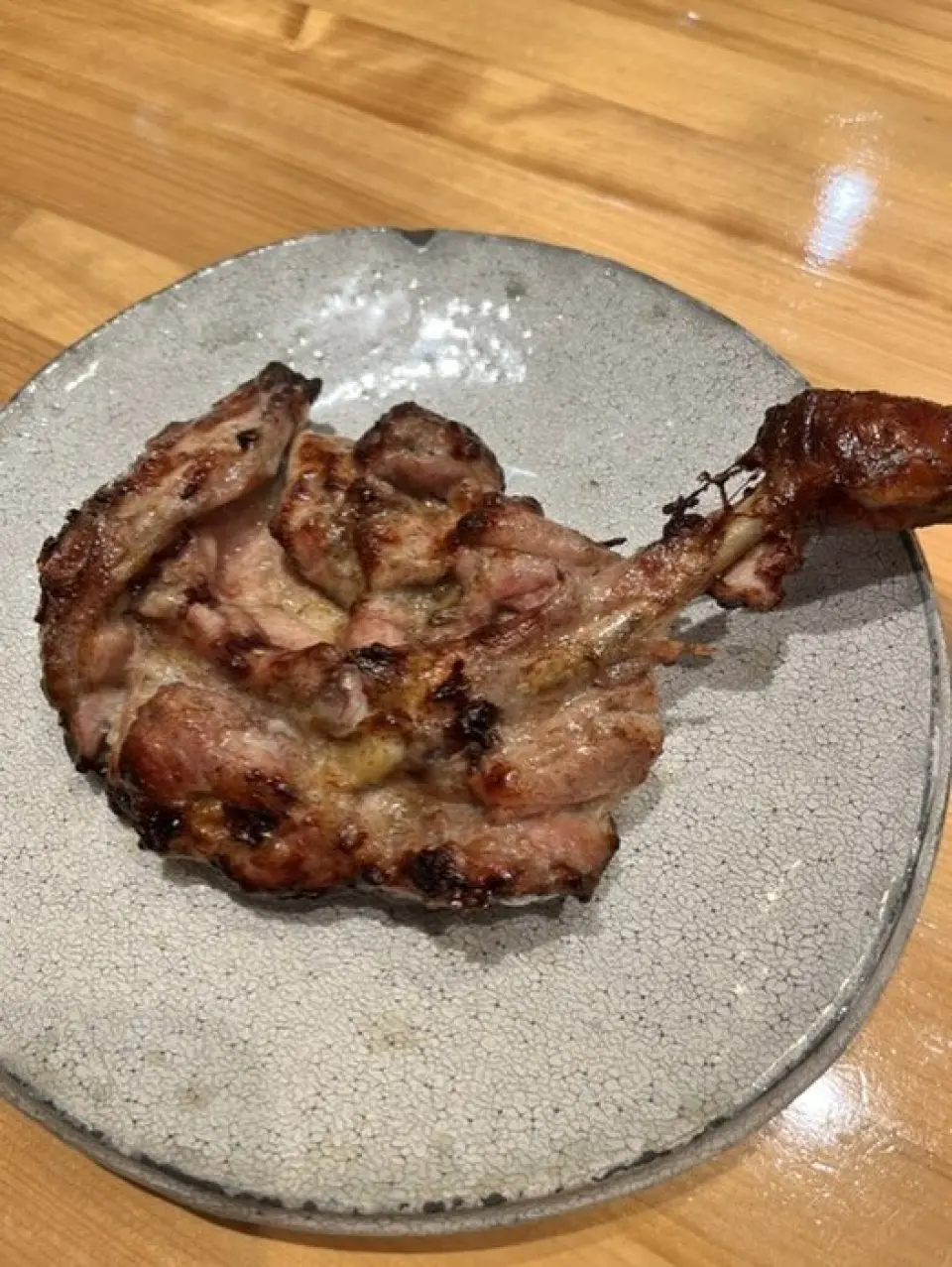 장르에 관계없이 다양한 요리를 제공합니다. 가장 인기 있는 요리는 "뼈가 있는 닭고기"입니다! 이것은 우리가 자랑하는 요리로, 매콤한 양념 고기를 오븐에서 20분 동안 구워 겉은 바삭하고 안은 육즙이 넘칩니다. 또한 생선가게에서 주인이 신중하게 선택한 "오늘의 사시미"도 제공합니다. 우리는 플랫헤드, 줄무늬 잭, 플랫헤드, 참치 등의 생선을 매일 매입하며, 2인 이상 주문 시 1인당 880엔에 모듬을 제공합니다. 그날 추천하는 신선한 맛을 즐겨보세요.