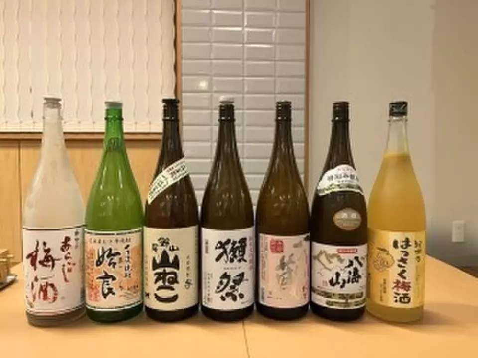 식사와 함께 즐길 수 있는 다양한 종류의 음료가 메뉴에 준비되어 있습니다. 특히 원산지와 관계없이 고품질 사케를 엄선하여 1잔에 800엔부터 제공합니다. "시소 매실주", "하사쿠 매실주" 등 희귀한 매실주도 제공합니다. 누구나 마시기 쉬운 보리, 감자, 쌀로 만든 소주도 갖추고 있으며, "쿠로 키리시마", "니카이도", "하쿠타케"는 5잔분 3개월치 보관합니다. 좋아하는 음료와 함께 마음껏 식사를 즐기세요◎