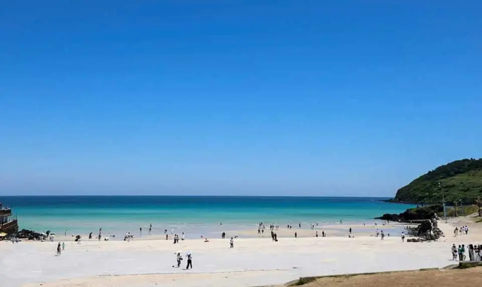 Hamdeok Beach | You can enjoy a relaxing break with fine white sand, clear waters, and atmospheric cafes. If you wish, you can freely stay here until evening according to your own schedule.