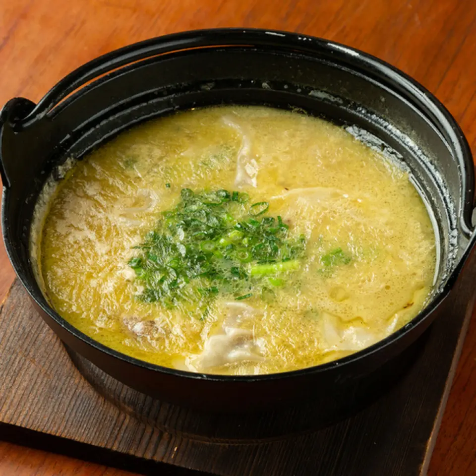 經過20多小時熬製而成的細膩雞湯，味道鮮美，與土雞的濃鬱味道完美搭配！很有嚼勁的皮吸收了湯的味道，餃子餡和湯的平衡很精緻，柚子辣椒與之完美​​搭配！最後，嚐嚐用剩下的湯熬成的美味稀飯吧♪ 不僅在寒冷的冬天，在炎熱的夏天也能品嚐到美味！請在我們的餐廳品嚐福岡發源的名菜♪