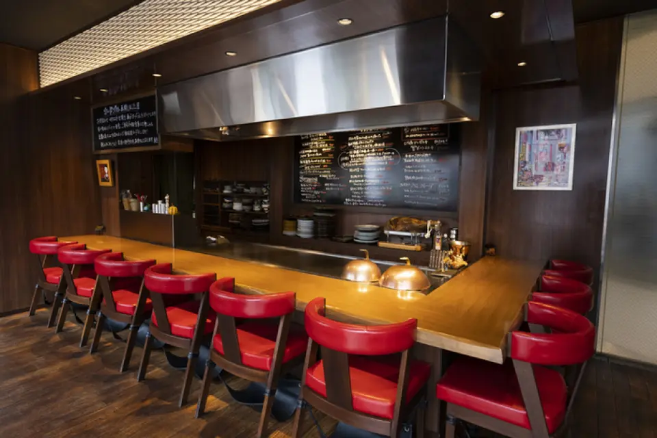 The restaurant has a relaxed atmosphere with the concept of "teppanyaki for adults", and there are counter seats where you can enjoy live performances, table seats where you can enjoy leisurely conversation, and semi-private rooms recommended for groups such as business meetings or families. Please let us know if you have a seating preference when making a reservation.