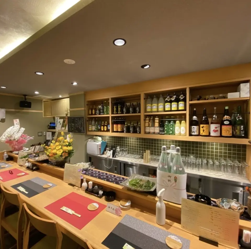從近鐵奈良站、JR奈良站步行即可到達的【土佐料理・小萬菜湯之須】，是下班回家途中可以順便去的休閒場所。店裡受到老闆娘的熱情歡迎，有7個吧台座位和2個榻榻米房間。榻榻米房間可預留供 8 至 15 人使用，非常適合娛樂和宴會。還可以聆聽來自高知縣的主廚講述的當地故事，因此推薦給獨自旅行者和來自同鄉的客人。從年輕一代到老年人，每個人都受到歡迎。