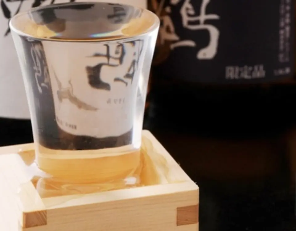高知县拥有许多清酒酿酒厂。明神丸还备有多种高知当地酒。品尝各种与酒精完美搭配的高知当地清酒。 *“土佐白菊极心纯米酒”是土佐清酒酿酒厂“仙桃酒造”和“鬼田酒天”共同开发的只能在明神丸品尝的限定清酒！ ！一定要尝尝高知人气餐厅“明神丸”提供的与草烤鲣鱼鲣鱼最相配的终极清酒。