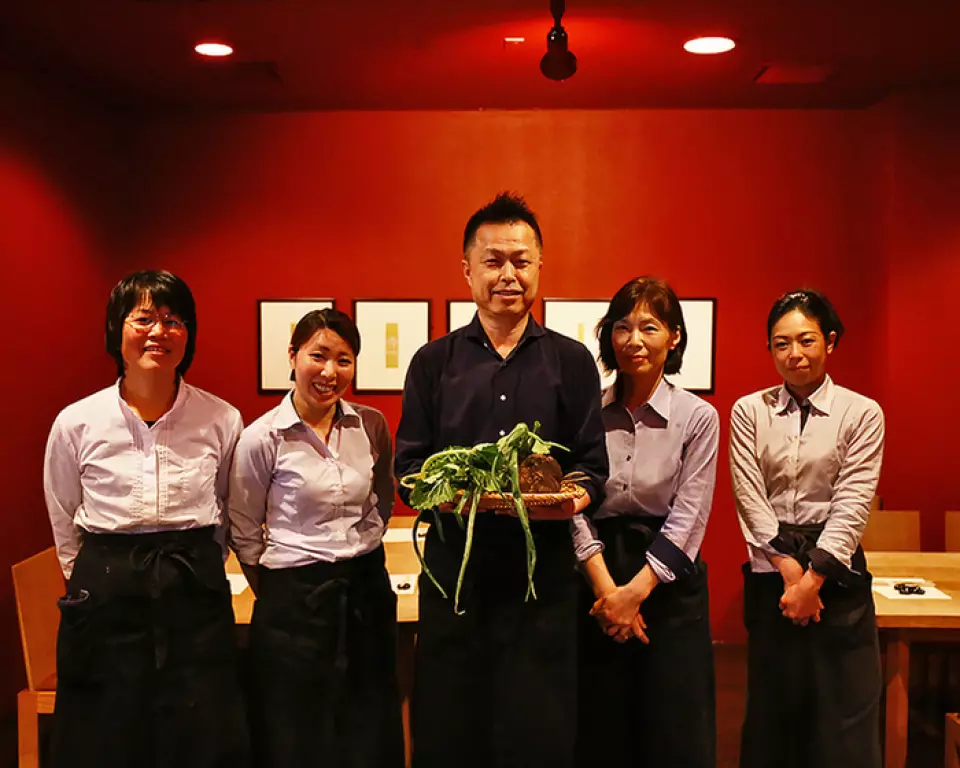 “春斋日和”是一家休闲日式餐厅，店主曾在酒店接受过培训，讲究使用当地食材。位于热门旅游胜地奈良町，同样深受游客欢迎。我们为精心挑选的健康蔬菜菜肴感到自豪。我们友好的业主和员工期待您的光临。