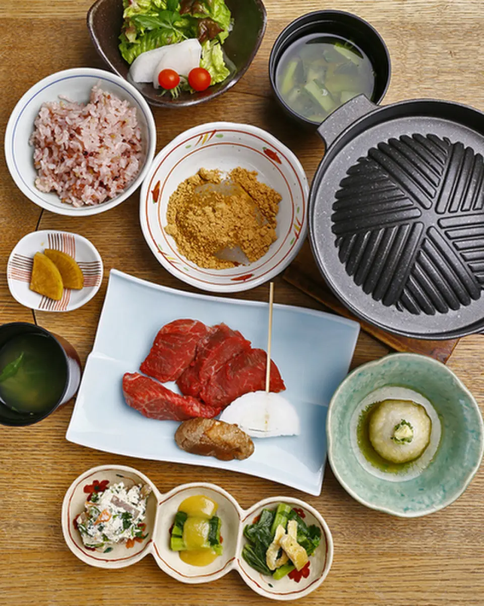使用传统的奈良蔬菜、当地生产的大和肉鸡、大和猪肉等食材制成的日本料理，健康且味道温和。课程很多，可以品尝到各种菜肴。您可以品尝到奈良特有的食材的味道。